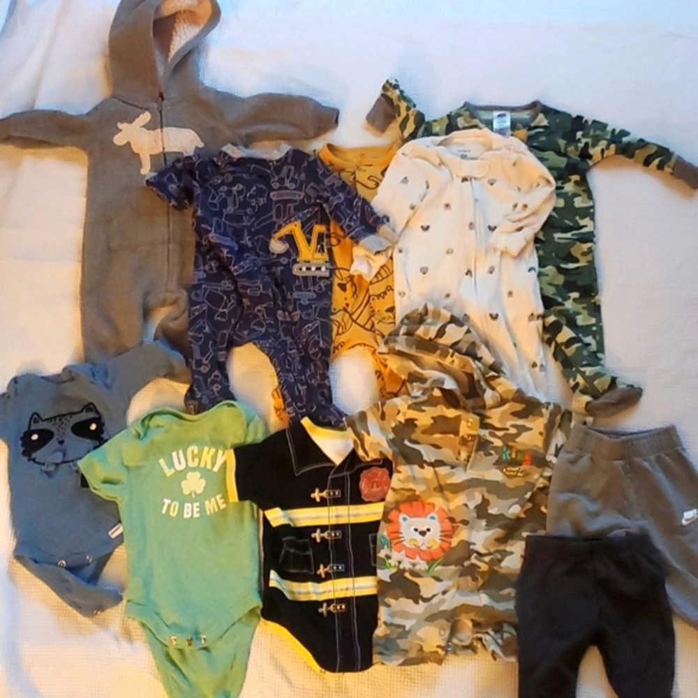 Big bundle lot of baby boys clothing 0-3 months sleeper pjs romper onesies pants